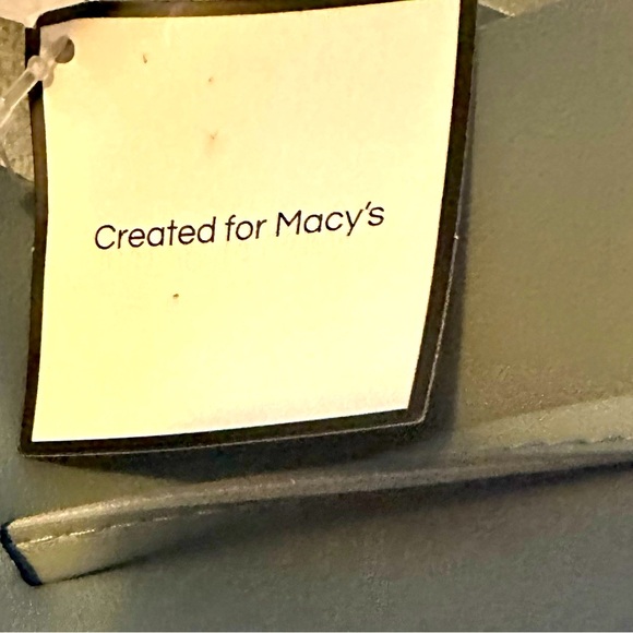 NWT Macy bucket bag grey colour. Very nice and easy to wipe clean. - Picture 2 of 3